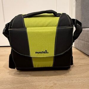 Munchkin Black and green toddler booster seat